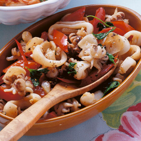 Sepia aus der Pfanne mit Paprika Sepia aus der Pfanne mit Paprika