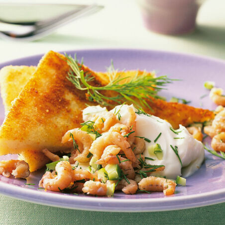 Arme Ritter von Nordseekrabben mit Dill-Gurken-Creme Arme Ritter von Nordseekrabben mit Dill-Gurken-Creme