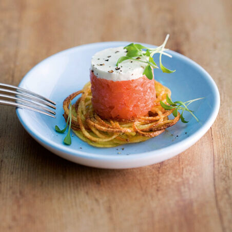 Kleine Kartoffelrösti mit Lachstatar Kleine Kartoffelrösti mit Lachstatar