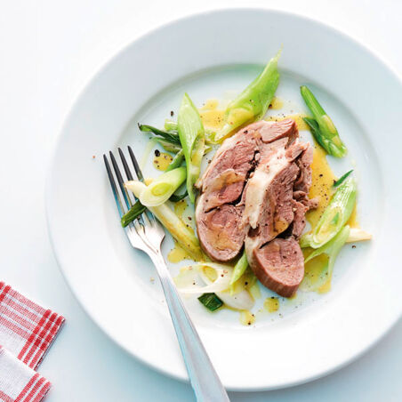 Lammschulter mit Vinaigrette und Frühlingszwiebeln Lammschulter mit Vinaigrette und Frühlingszwiebeln