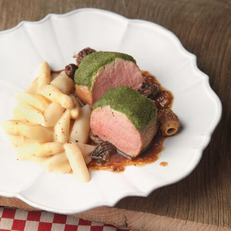 Schweinefilet mit Bärlauchkruste, Morcheln und Spargelragout Schweinefilet mit Bärlauchkruste, Morcheln und Spargelragout