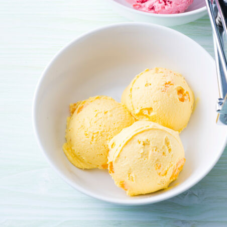 Pfirsicheis mit Fruchtstückchen Pfirsicheis mit Fruchtstückchen