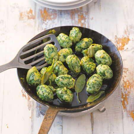 Spinat-Gnocchi mit Salbeibutter Spinat-Gnocchi mit Salbeibutter