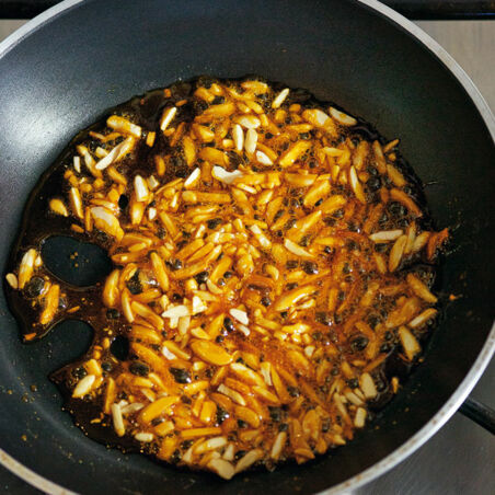 Aprikoseneis mit Mandelkrokant Aprikoseneis mit Mandelkrokant