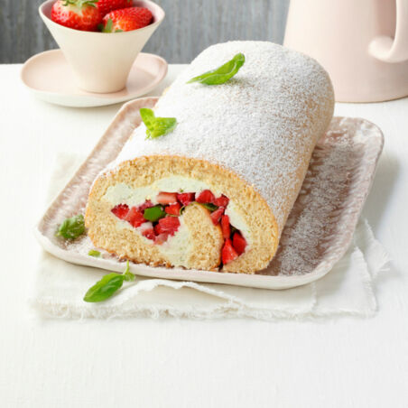 Buchweizen-Biskuitrolle mit Basilikum und Erdbeeren Buchweizen-Biskuitrolle mit Basilikum und Erdbeeren