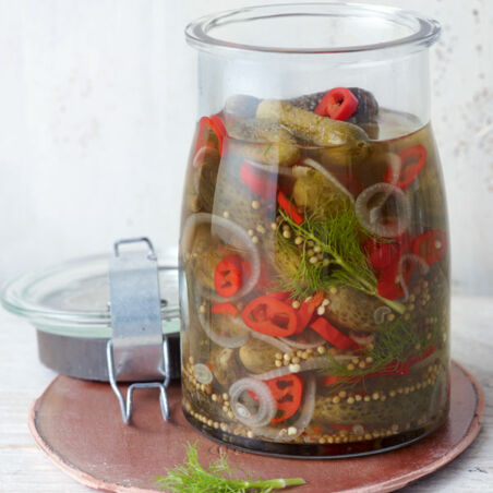 Scharf-saure Gurken mit Peperoni und Zwiebeln Scharf-saure Gurken mit Peperoni und Zwiebeln