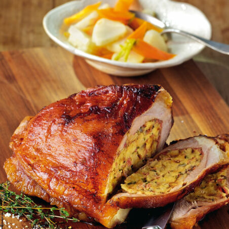 Gefüllte Kalbsbrust mit Möhren-Sellerie-Gemüse Gefüllte Kalbsbrust mit Möhren-Sellerie-Gemüse