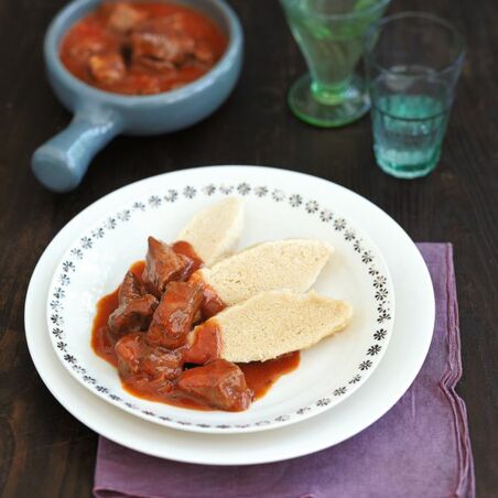 Böhmischer Knödel mit Gulasch Böhmischer Knödel mit Gulasch
