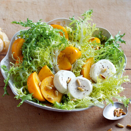 Kaki-Frisée-Salat mit Ziegenkäse Kaki-Frisée-Salat mit Ziegenkäse
