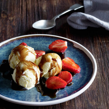 Mascarpone-Eis mit Erdbeeren und Balsamico-Sirup Mascarpone-Eis mit Erdbeeren und Balsamico-Sirup