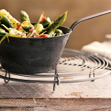 Grüner Spargel mit getrockneten Tomaten Grüner Spargel mit getrockneten Tomaten