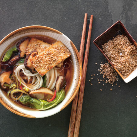 Udon-Nudelsuppe mit Gomasio-Tofu Udon-Nudelsuppe mit Gomasio-Tofu