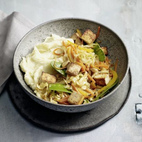 Spitzkohlpfanne mit Tofu und Kartoffel-Kokos-Püree Spitzkohlpfanne mit Tofu und Kartoffel-Kokos-Püree
