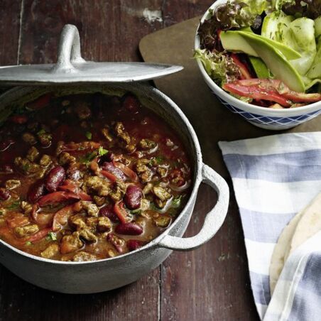Chili con Carne mit Avocado-Gurken-Salat Chili con Carne mit Avocado-Gurken-Salat