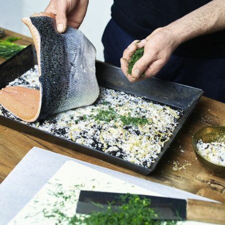 Selbst gebeizter Lachs mit Dill und Gewürzen Selbst gebeizter Lachs mit Dill und Gewürzen