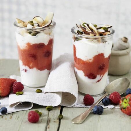 Kokosjoghurt mit Beeren und Kokoschips Kokosjoghurt mit Beeren und Kokoschips