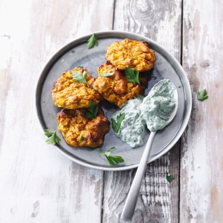 Süßkartoffel-Latkes vom Blech mit Spinatdip Süßkartoffel-Latkes vom Blech mit Spinatdip