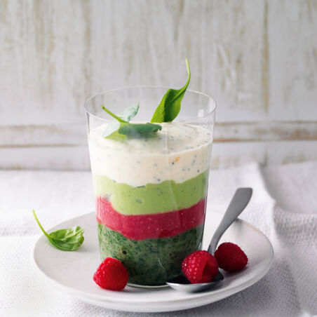 Layered Mousse mit Spinat, Himbeeren und Avocado Layered Mousse mit Spinat, Himbeeren und Avocado