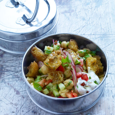 Indischer Kichererbsen-Brot-Salat Indischer Kichererbsen-Brot-Salat