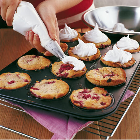 Johannisbeer-Muffins mit Baiserhaube Johannisbeer-Muffins mit Baiserhaube