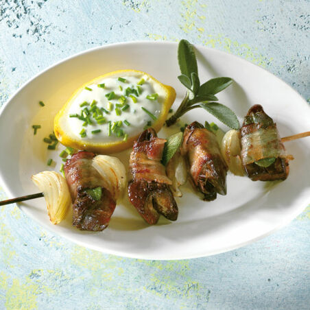Geflügelleberspieße auf Schnittlauch-Joghurt Geflügelleberspieße auf Schnittlauch-Joghurt