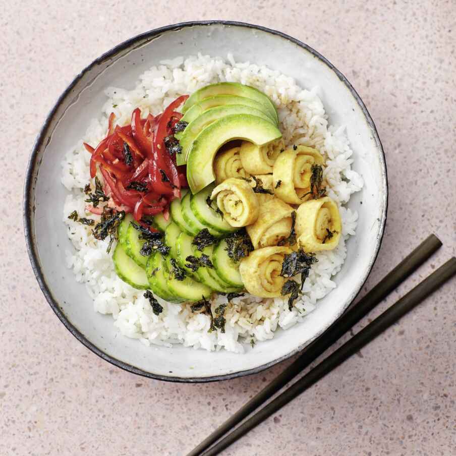 Sushi-Bowl mit Eierröllchen Rezept | Küchengötter