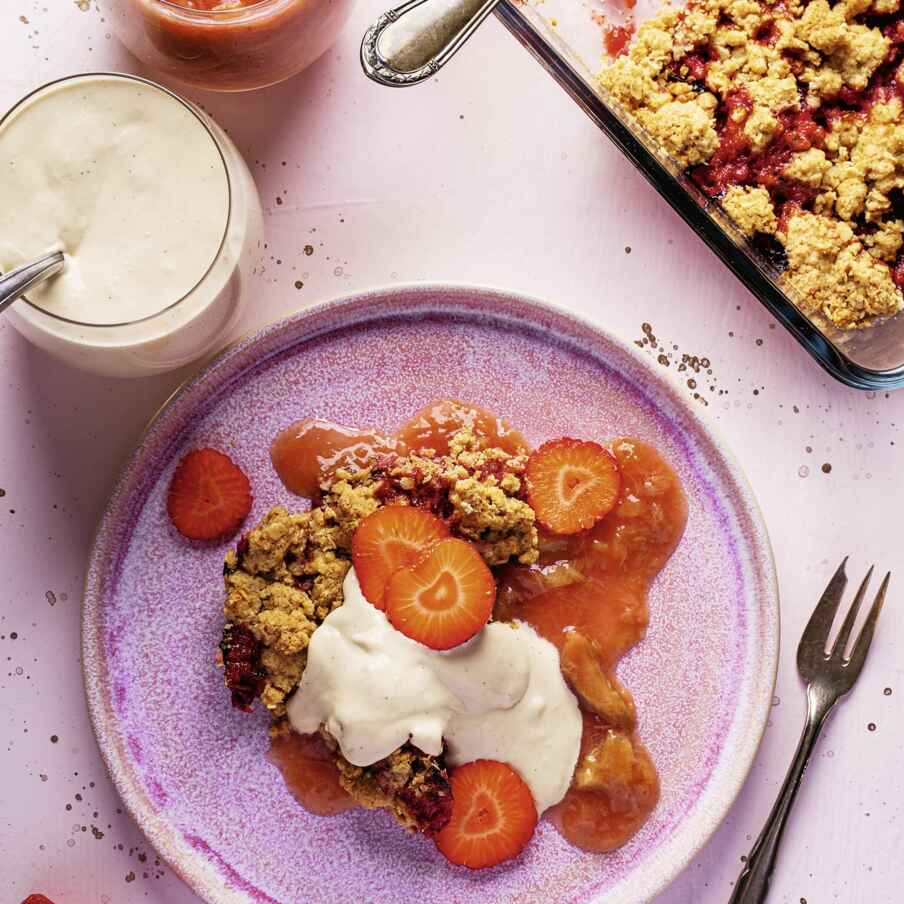 Erdbeer-Hafer-Crumble mit Vanille-Cashewcreme und Rhabarberkompott ...