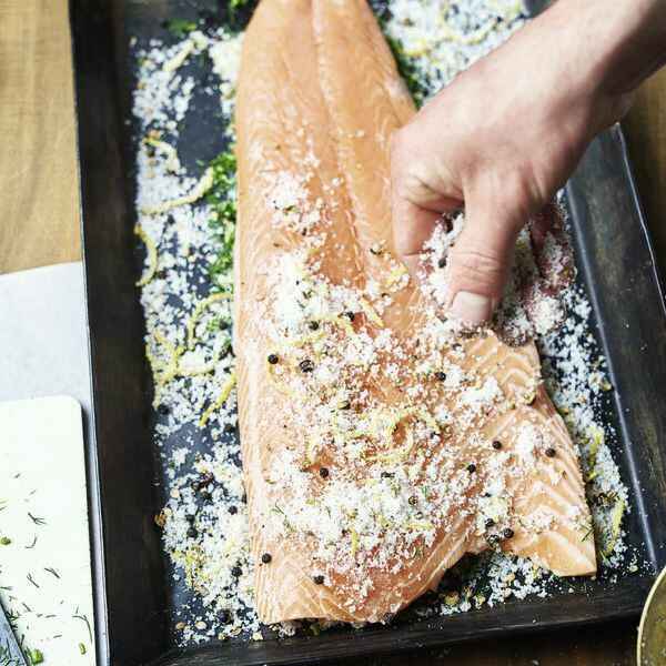 Selbst gebeizter Lachs mit Dill und Gewürzen Rezept | Küchengötter