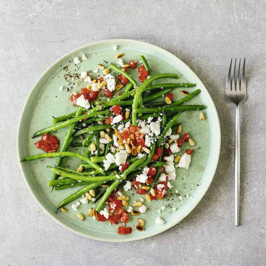 Mediterraner Bohnensalat mit Feta und Pinienkernen Rezept | Küchengötter