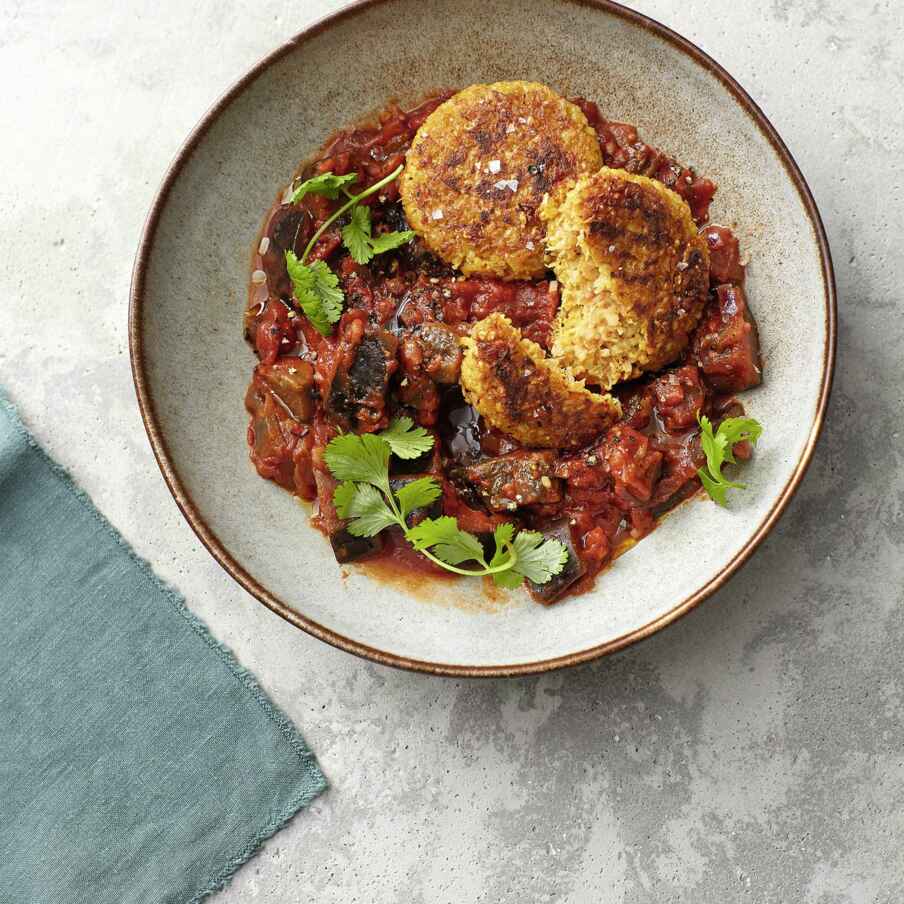 Bulgur-Buletten mit Auberginen-Tomaten-Sugo Rezept | Küchengötter