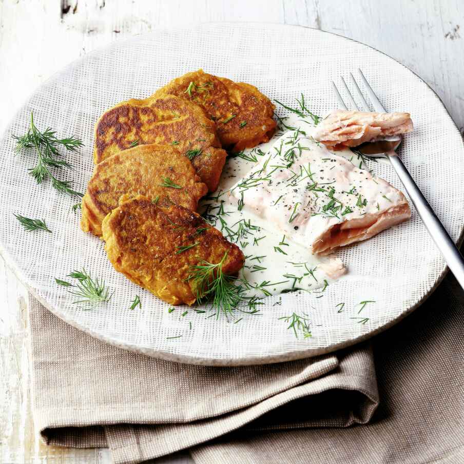 Süsskartoffel-Bratlinge mit Lachs Rezept | Küchengötter