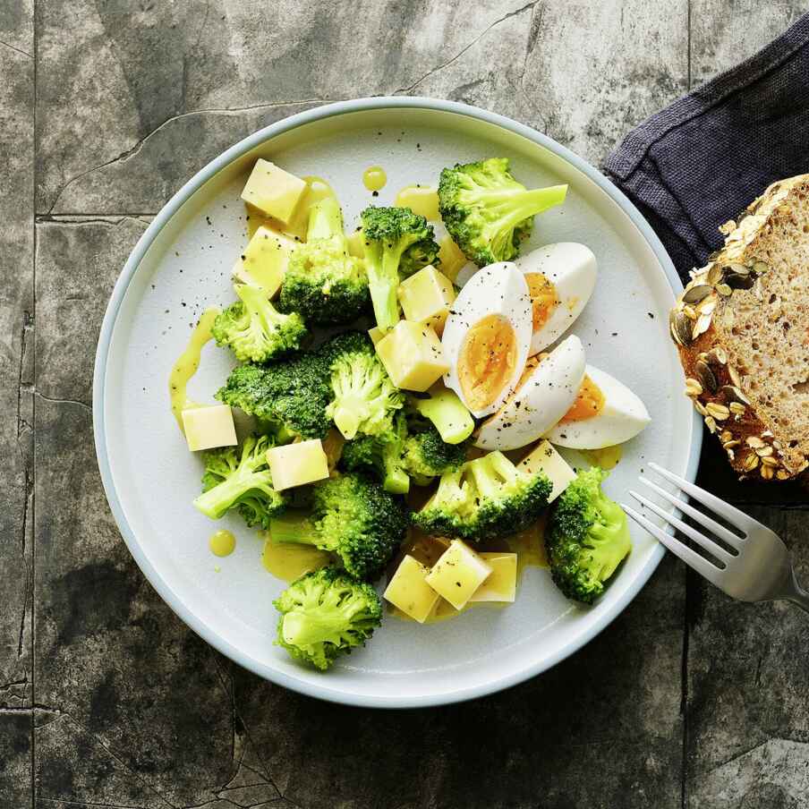 Brokkoli-Eier-Käse-Salat mit Brot Rezept | Küchengötter