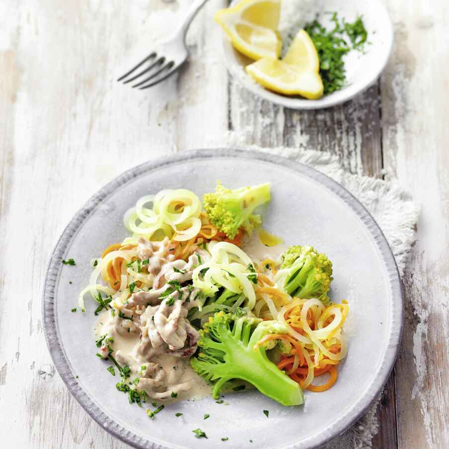 Brokkoli-Möhren-Nudeln mit Geschnetzeltem Rezept (Low Carb) | Küchengötter