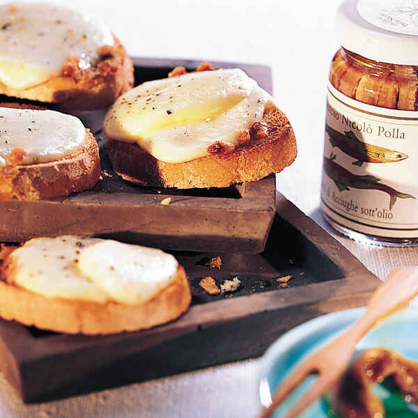 Gratinierte Crostini mit Sardellen und Mozzarella Rezept | Küchengötter