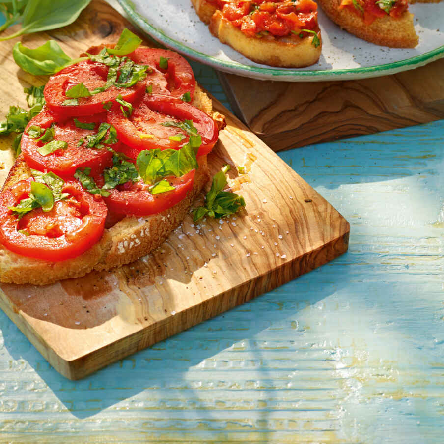 Sonnengereifte Tomaten auf Weißbrot Rezept | Küchengötter