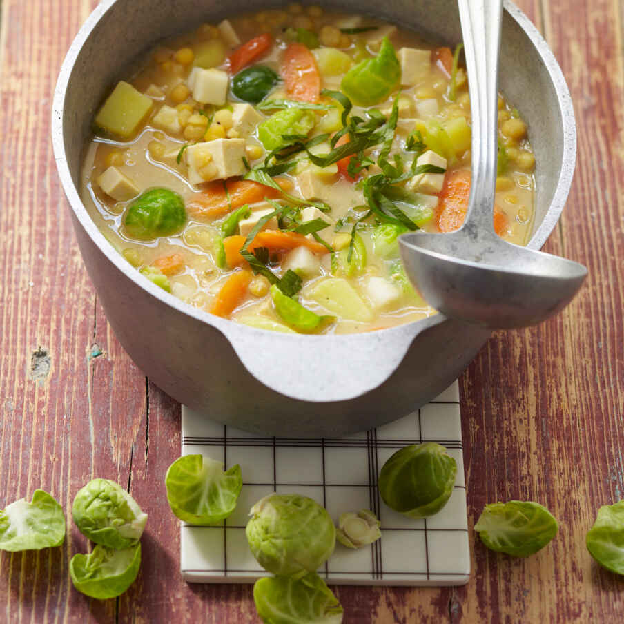 Erbseneintopf mit Rosenkohl und Räuchertofu Rezept | Küchengötter