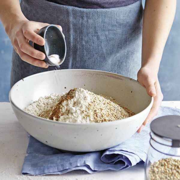 Dinkel-Mehrkornbrot mit Kernen Rezept | Küchengötter