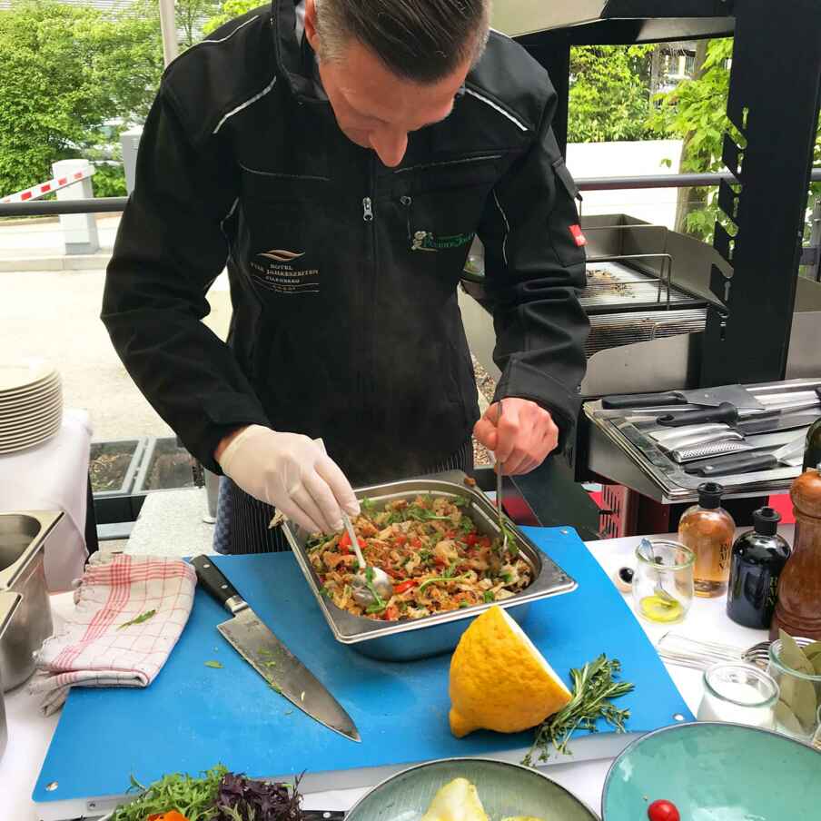 Gegrillte Dorade auf mediterranem Brotsalat Rezept | Küchengötter