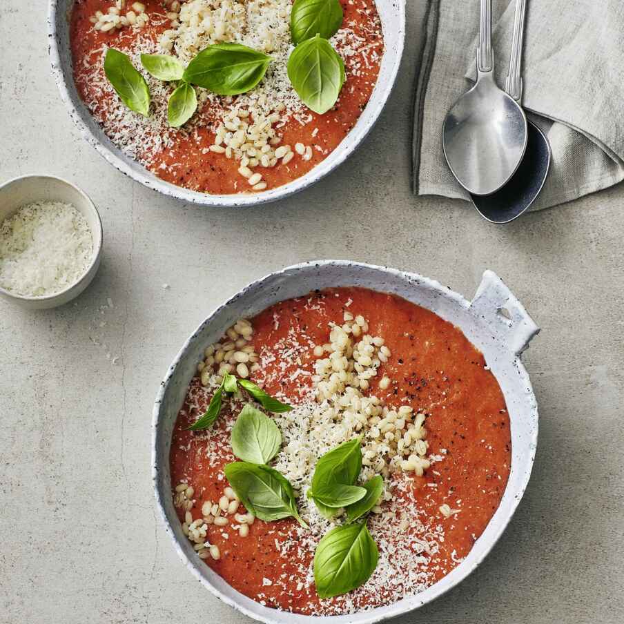 Italienische Tomatensuppe mit Gerste und Pecorino Rezept | Küchengötter