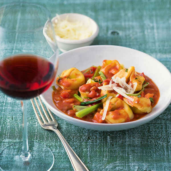 Tortellini mit Gemüse-Bolognese Rezept | Küchengötter