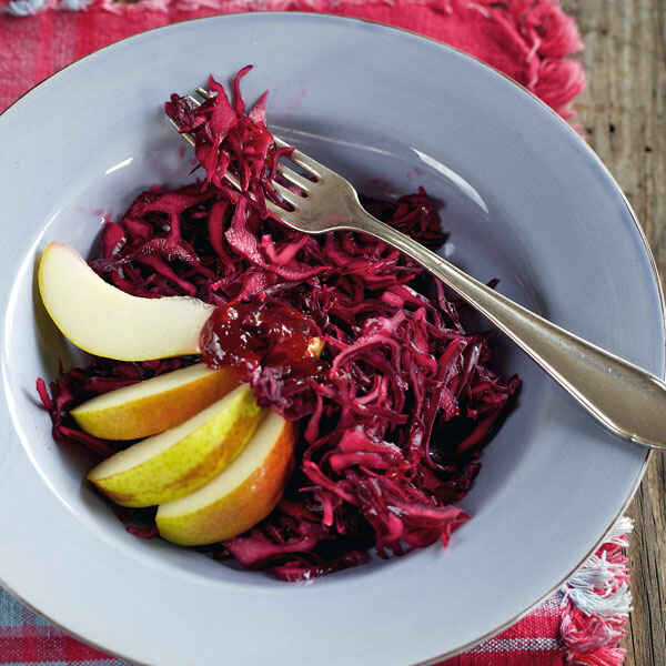 Rotkohlsalat mit Birnen und Preiselbeerdressing Rezept | Küchengötter