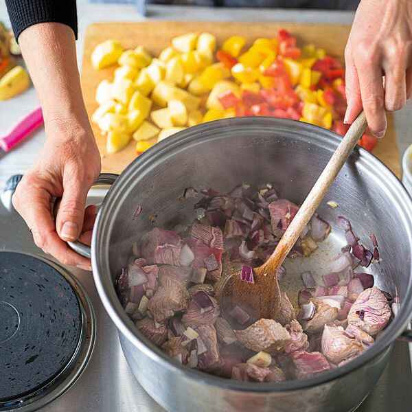 Einfache Gulaschsuppe mit Paprika Rezept | Küchengötter