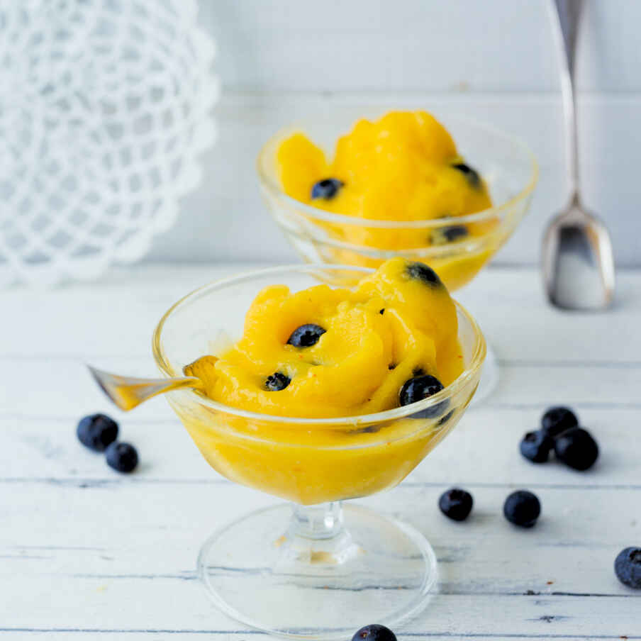 Mango-Orangen-Ingwer-Sorbet mit Heidelbeeren Rezept | Küchengötter