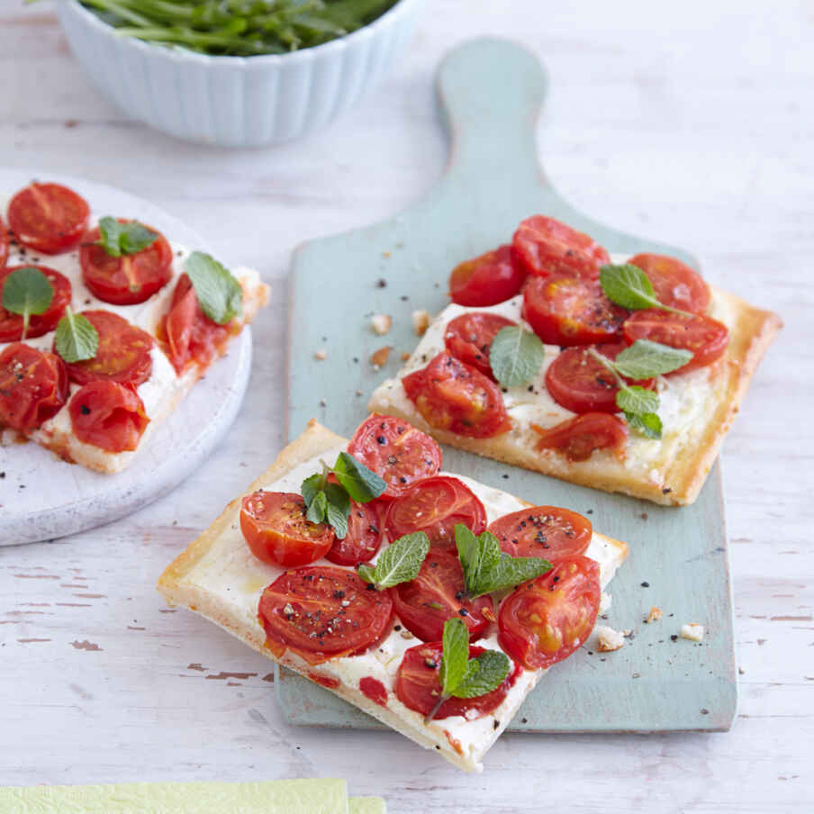 Schnelle Pizza mit Schafskäsecreme und Tomaten Rezept | Küchengötter