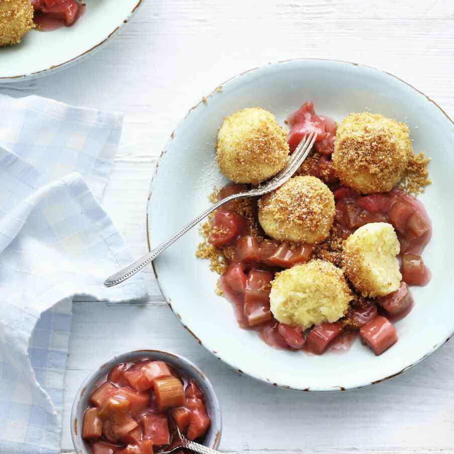 Topfenknödel mit Kompott und gerösteten Bröseln Rezept | Küchengötter