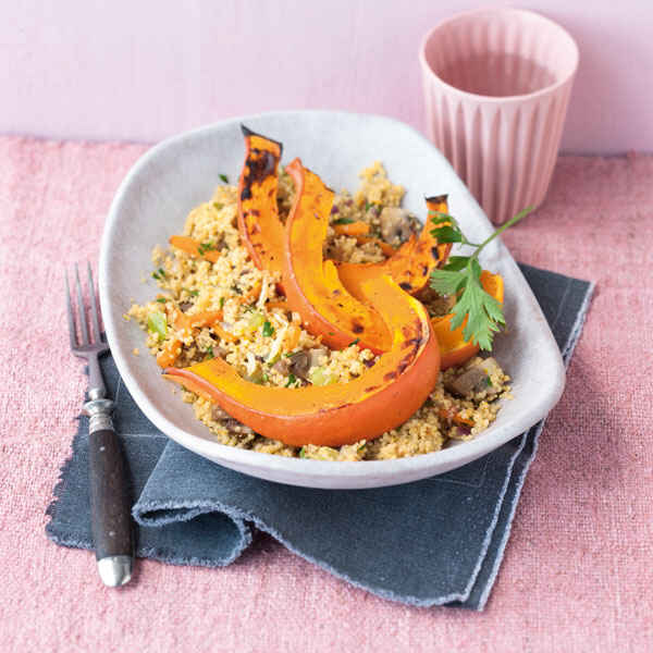 Gebackene Kürbisspalten mit Gemüse-Couscous Rezept | Küchengötter