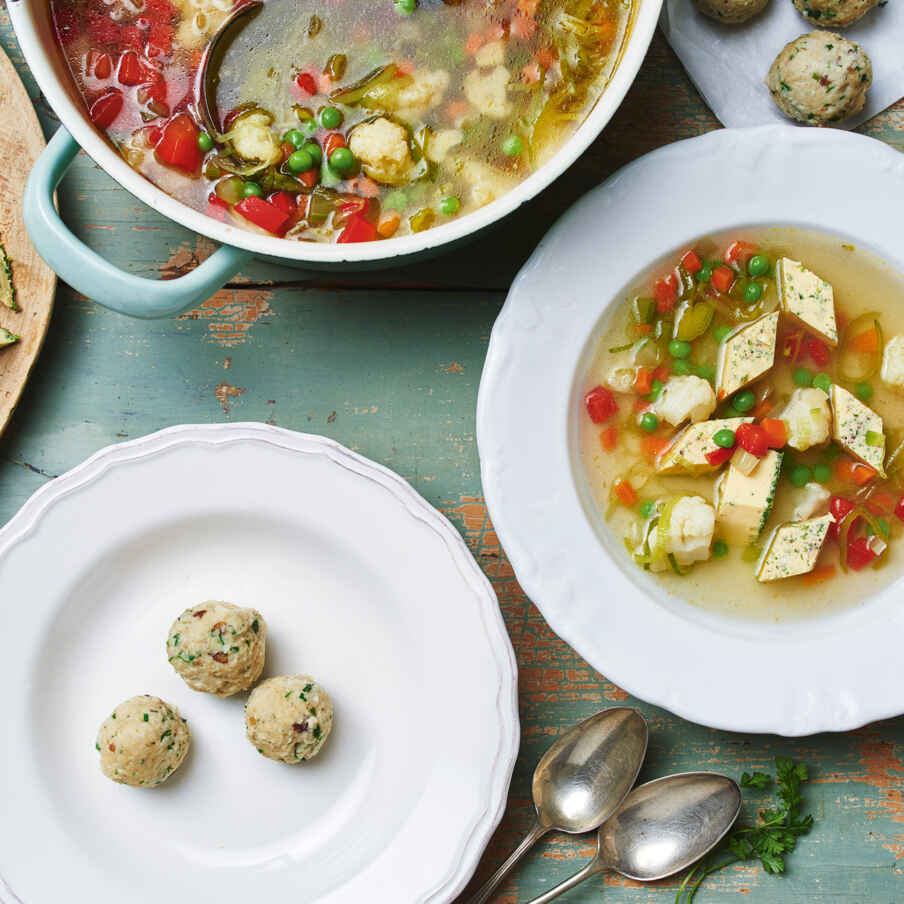 Gemüsesuppe mit Eierstich und Markklößchen Rezept | Küchengötter