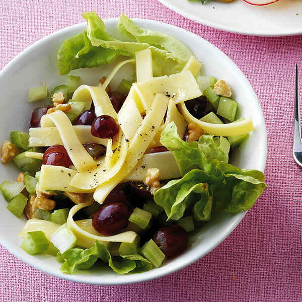 Käsesalat mit Trauben und Nüssen Rezept | Küchengötter