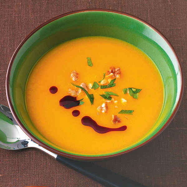 Kürbissuppe mit Bärlauch und Kürbiskernöl Rezept | Küchengötter