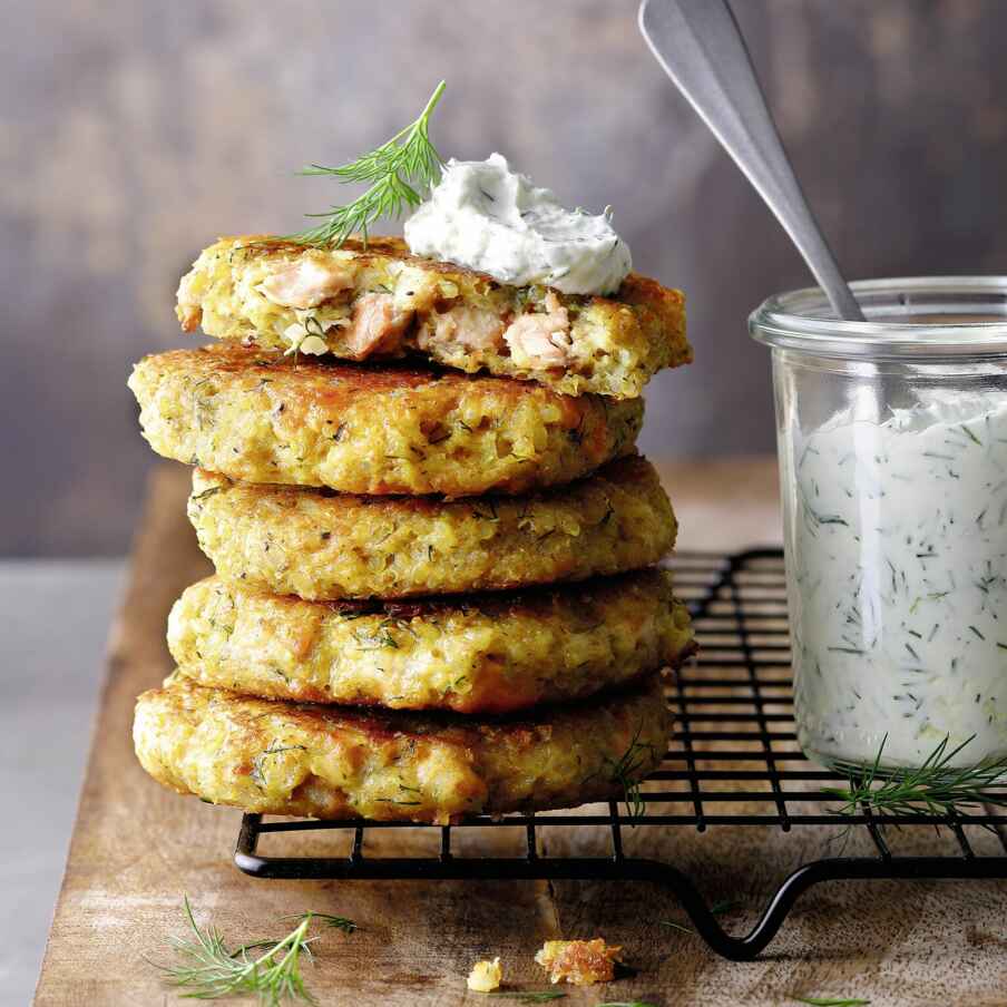 Lachs-Quinoa-Bratlinge mit Joghurt-Dip Rezept | Küchengötter